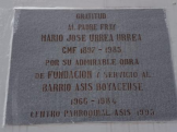 Placa en la parroquia nuestra señora de  Guadalupe. Mario Urrea fundador del barrio.