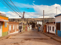 Calle del barrio Asís. Se puede ver el deterioro en el pavimento,  enfrenta carencias en infraestructura y mantenimiento público. 